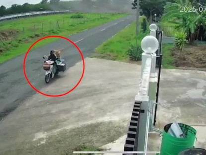 Giao thông - Clip: Đỉnh cao shipper đi qua vị trí bom rơi vẫn thản nhiên giao hàng