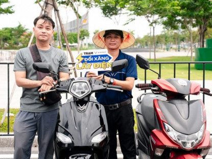 Thông tin doanh nghiệp - Người dân TP.HCM chen chân “đổi xe xăng lấy xe điện” tại VinFast Xanh Fest Icon
