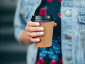 Điều khủng khiếp đằng sau chiếc ly giấy tiện lợi bạn uống cà phê mỗi sáng