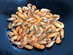 Rang tôm bao năm giờ mới biết không cần cầu kỳ, chỉ cho 2 thứ này tôm luôn có màu đỏ đẹp lại cực giòn ngon