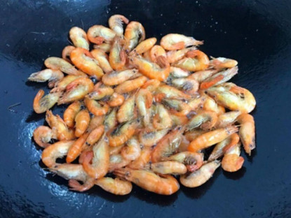 Gia đình - Rang tôm bao năm giờ mới biết không cần cầu kỳ, chỉ cho 2 thứ này tôm luôn có màu đỏ đẹp lại cực giòn ngon