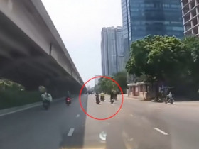 Clip: Chuyển làn như chỗ không người, xe máy khiến người đi đường ngã sõng soài