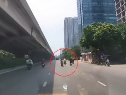 Giao thông - Clip: Chuyển làn như chỗ không người, xe máy khiến người đi đường ngã sõng soài