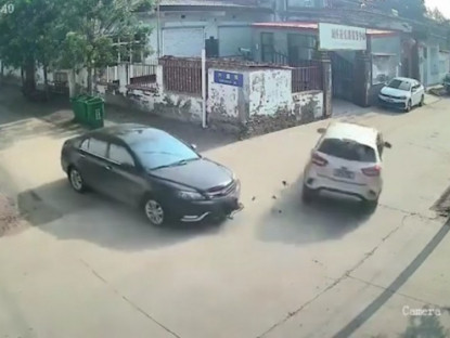 Giao thông - Clip: &quot;Dở khóc dở cười&quot; hai ôtô va chạm tại ngã tư, một xe lao thẳng vào nhà dân