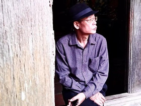 Sau lưng phố miên man chuyện đời