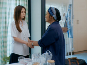 Chồng bỏ vợ để cưới giúp việc, 3 năm sau mẹ chồng cũ đến tìm và đưa tôi một thứ