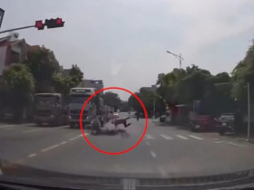 Clip: Vượt đèn đỏ gặp đúng xe rẽ ẩu, hai xe máy lao vào nhau trong tích tắc