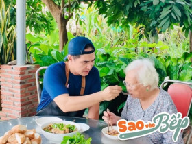 Xúc động: Diễn viên 52 tuổi nấu cho mẹ món ăn từ dược liệu quý, ai cũng khen người con có hiếu