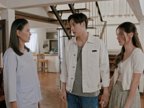 Dẫn bạn gái về ra mắt, vừa thấy mặt cô ấy mẹ tôi vội cúi xuống lau giày cho em