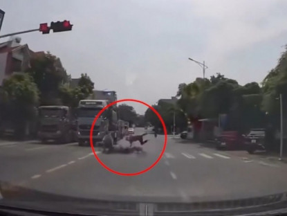 Giao thông - Clip: Vượt đèn đỏ gặp đúng xe rẽ ẩu, hai xe máy lao vào nhau trong tích tắc