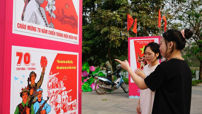 Tổ chức triển lãm tranh cổ động tấm lớn tuyên truyền kỷ niệm 80 năm Cách mạng Tháng Tám và Quốc khánh 2/9 - 1