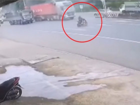 Clip: Xe máy sang đường ẩu, bị container tông văng hàng chục mét