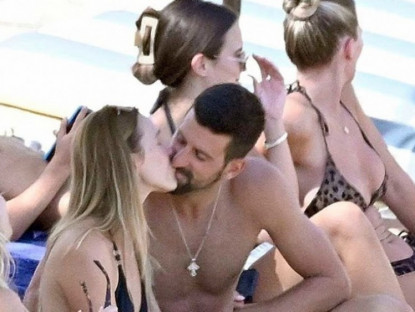 Thể thao - Djokovic diễn &quot;cảnh nóng&quot; với vợ xinh ở bãi biển