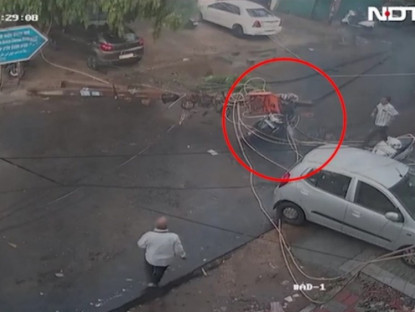 Giao thông - Clip: Kinh hoàng cột điện đổ lên người đi xe máy, tia lửa bắn như pháo hoa