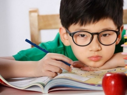 Thông tin doanh nghiệp - Cận thị học đường gia tăng: Giải pháp chống cận, bảo vệ mắt từ đèn học UNIQ trong mùa tựu trường