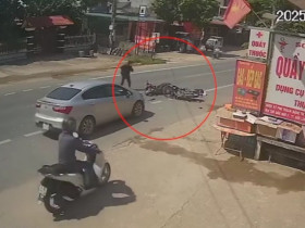 Clip: Hai xe máy đâm nhau như tên bắn, ôtô phanh gấp tránh tai nạn liên hoàn