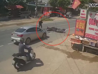 Giao thông - Clip: Hai xe máy đâm nhau như tên bắn, ôtô phanh gấp tránh tai nạn liên hoàn
