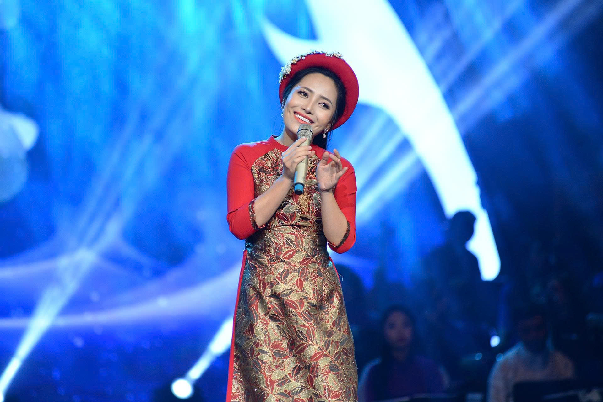 Giữa Nha Trang nghe tiếng hát Bạch Trà - 1