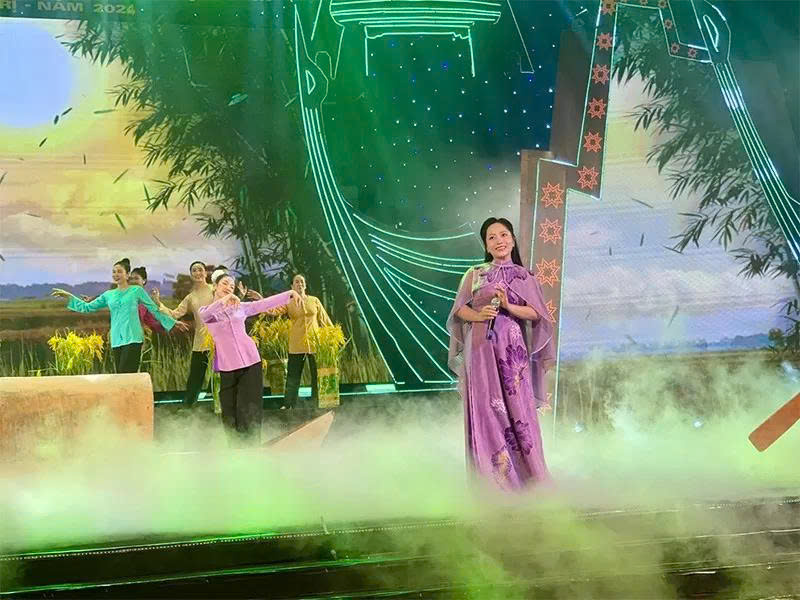 Giữa Nha Trang nghe tiếng hát Bạch Trà - 2