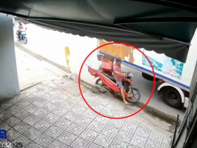 Clip: Thót tim xe máy suýt chui gầm ô tô vì xe tải vượt ẩu trên đường