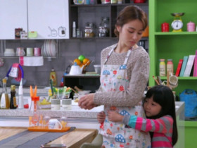 Chồng đi nước ngoài 4 năm mang về 3 tỷ, con gái nói một câu khi ăn cơm khiến tôi sợ tái mặt