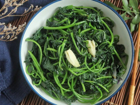 Cây này tưởng chỉ lấy củ nhưng phần lá tốt như thần dược, đem xào hay luộc đều ngon, tốt cho sức khỏe