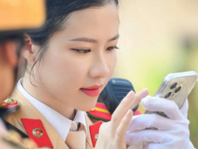 Nữ chiến sỹ xinh đẹp gây chú ý trong khối dẫn đoàn mô tô