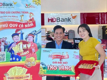 Thông tin doanh nghiệp - HDBank trao thưởng 1 ký vàng SJC cho nữ khách hàng tại TP.HCM