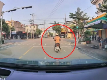 Giao thông - Clip: “Ninja” đi xe máy dừng khi đèn xanh, lại rẽ trái lúc đèn đỏ