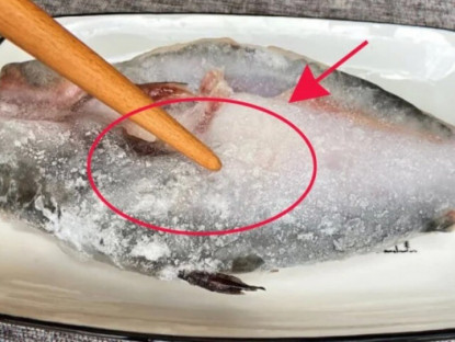 Gia đình - Rã đông cá trực tiếp bằng nước là sai lầm, bếp trưởng mách: Đây là hai kỹ thuật rã đông nhanh chóng, giữ cá tươi ngon!