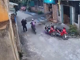 Clip: Thanh niên đi xe đạp điện “mơ màng” suýt tông thẳng vào tấm tôn