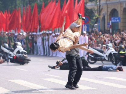 Giải trí - Danh tính nữ Cảnh sát giao thông kẹp cổ &quot;báo thủ&quot; gây xôn xao