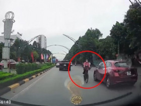 Clip: Hết hồn cô gái phóng xe đạp ngược chiều, tạt đầu ô tô như chỗ không người