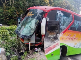 Xe buýt chở 20 du khách Việt Nam gặp nạn ở Malaysia
