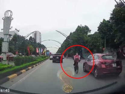 Giao thông - Clip: Hết hồn cô gái phóng xe đạp ngược chiều, tạt đầu ô tô như chỗ không người