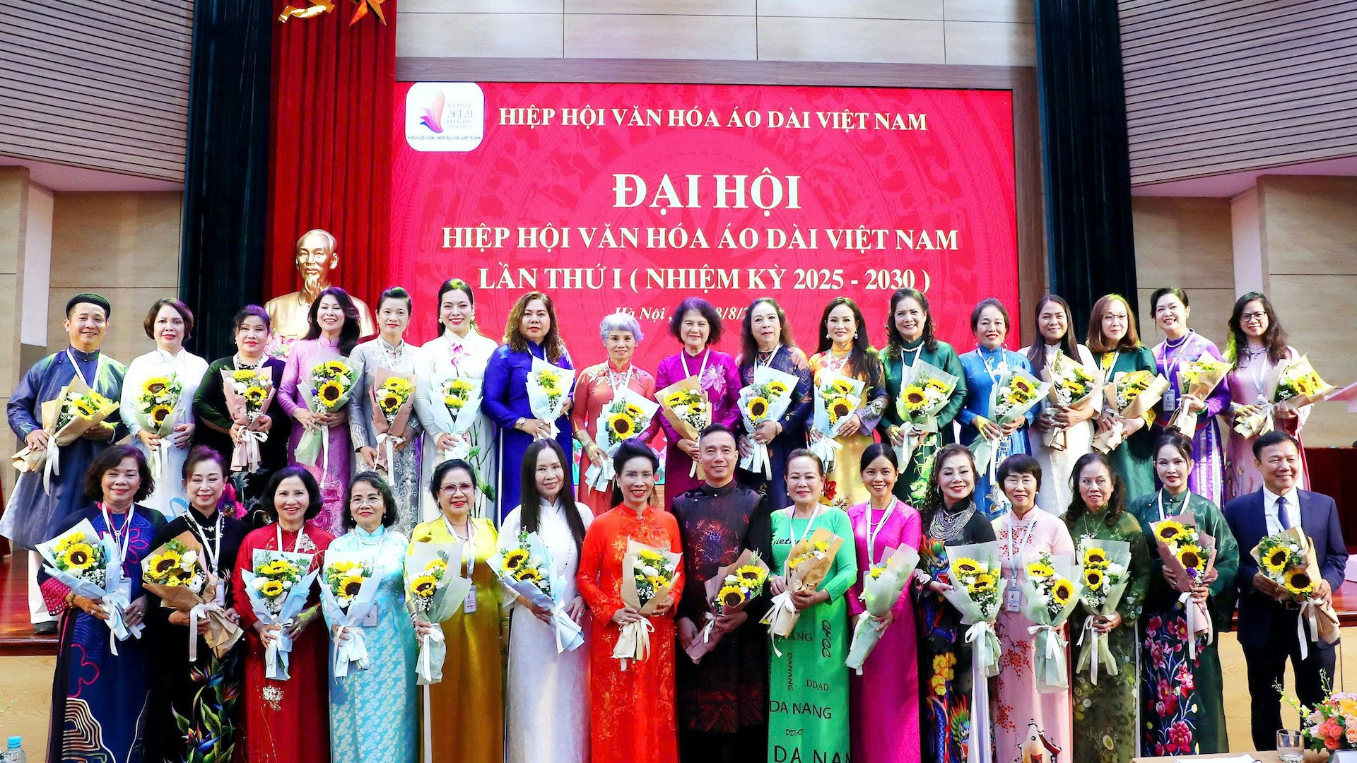 Tiếp tục gìn giữ và tôn vinh di sản áo dài Việt Nam - 2