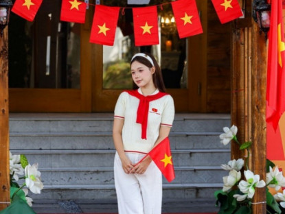 Kinh tế - Quán cà phê ở Hà Nội “chơi lớn”, chi tiền trang trí cờ đỏ sao vàng đón khách đến check-in