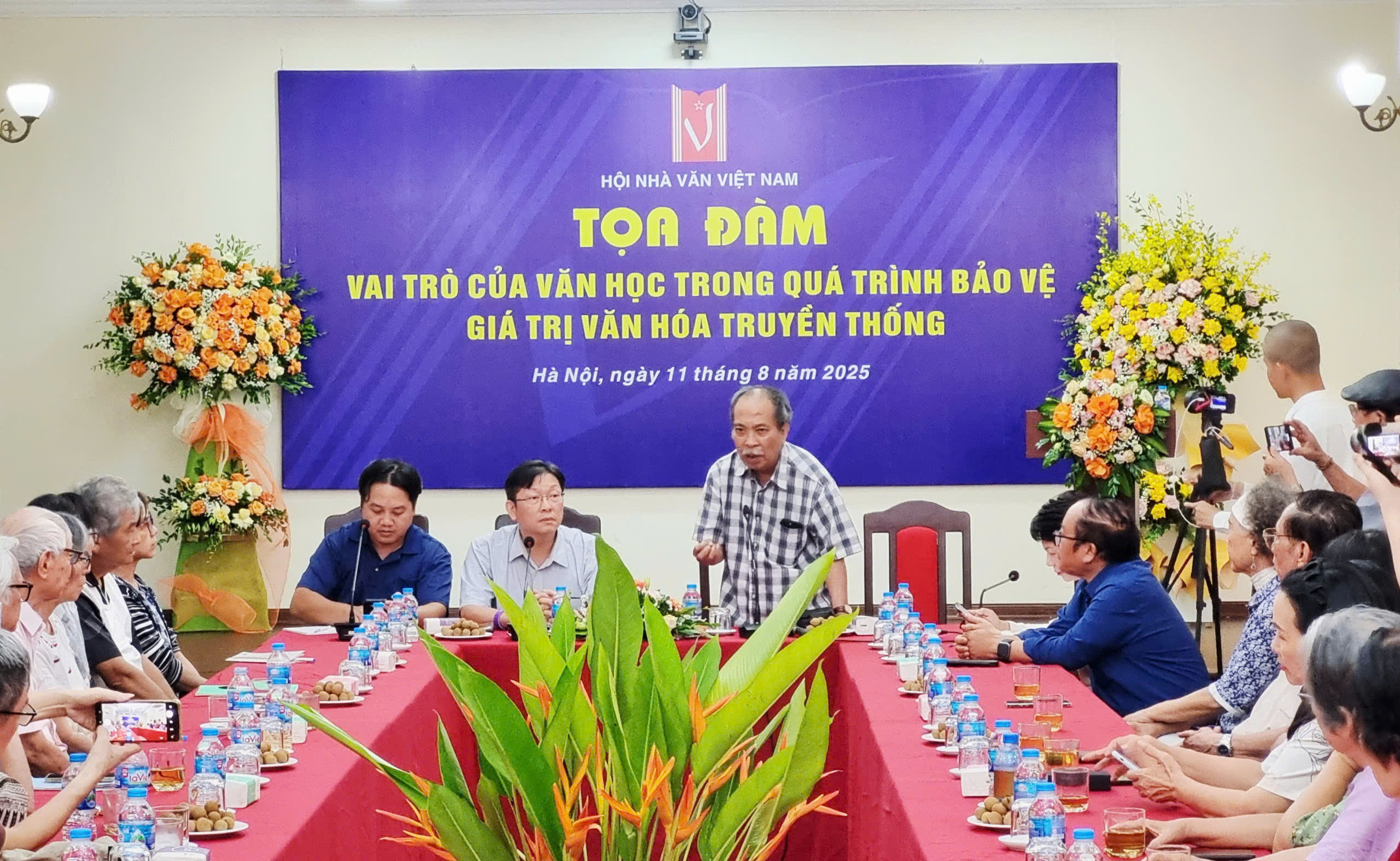 Sứ mệnh bảo vệ giá trị văn hóa truyền thống của văn học - 1
