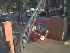 Clip: Thót tim cụ bà ngồi xe ba bánh bị barie đập ngã lộn nhào xuống đường