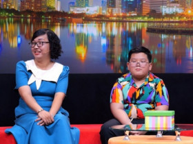 Câu hỏi ám ảnh của cậu bé 9 tuổi: “Mẹ yêu con hơn hay yêu điện thoại hơn?”