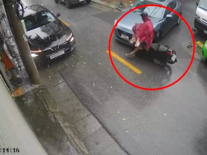 Giao thông - Clip: Xe máy đâm vào ô tô ở ngã ba, người lái ngã đập đầu xuống đường cực mạnh