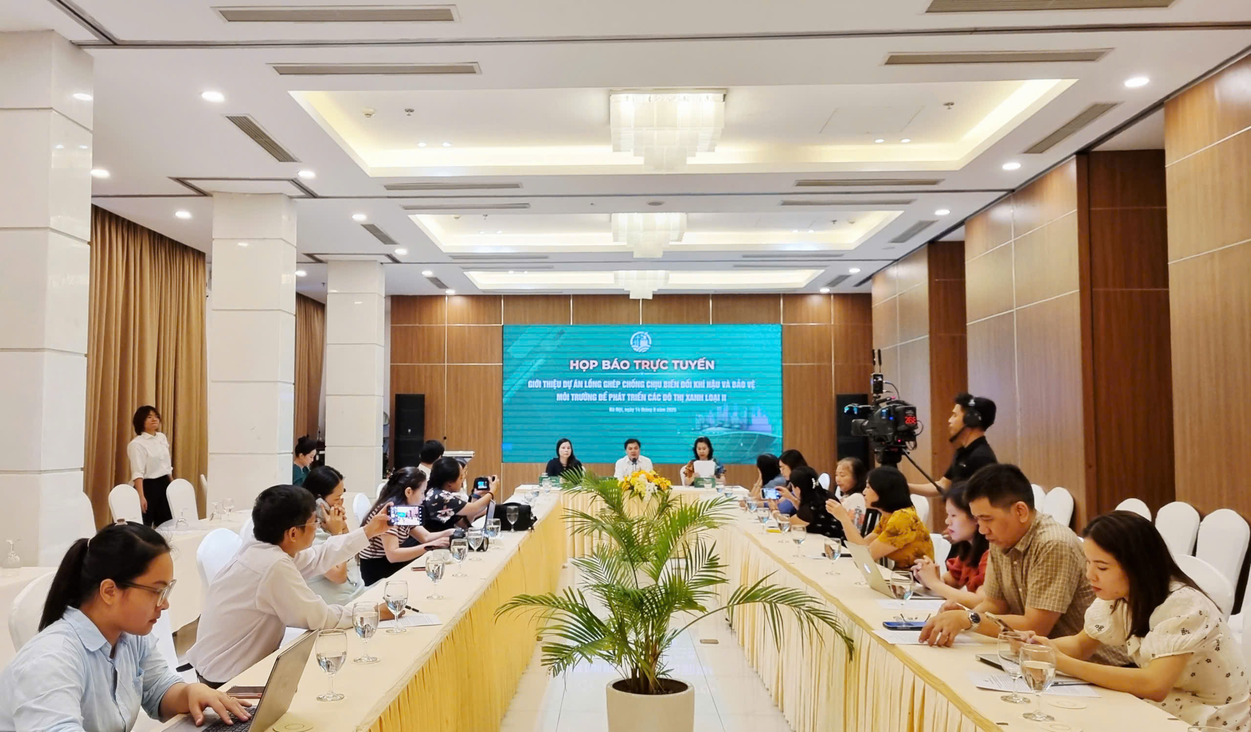 Giới thiệu Dự án “Lồng ghép chống chịu biến đổi khí hậu và bảo vệ môi trường để phát triển các đô thị xanh loại II” - 1