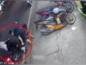 Clip: Liên tục đạp đổ xe máy khác trên đường, người đàn ông nhận cái kết buồn
