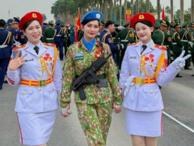 Nữ quân nhân gửi con cho bà ngoại tham gia diễu binh A80