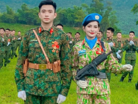 Nữ quân nhân gửi con cho bà ngoại tham gia diễu binh A80