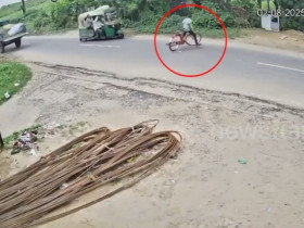 Clip: Xe đạp sang đường ẩu, khiến xe ba bánh chở đầy khách lật nhào giữa đường