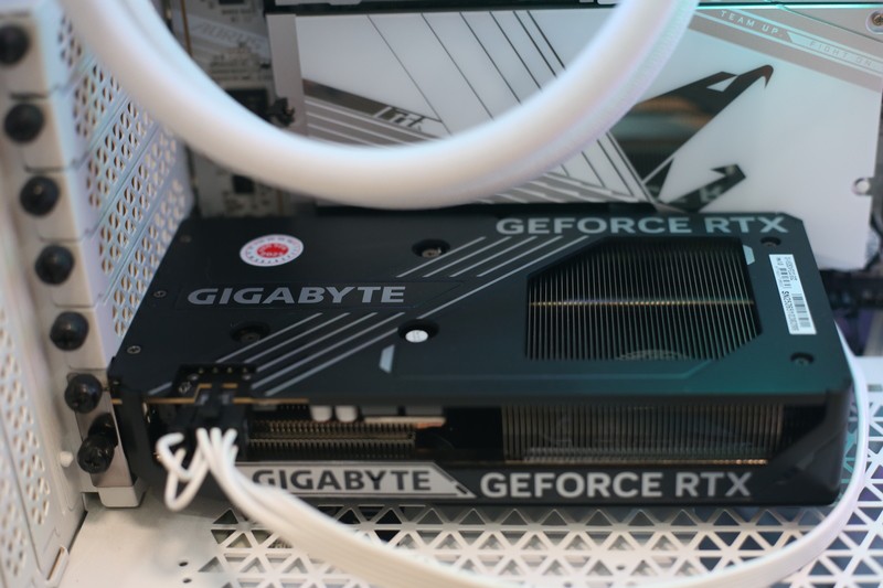Cận cảnh card đồ họa Geforce RTX 5060 Windforce 8GB - 1
