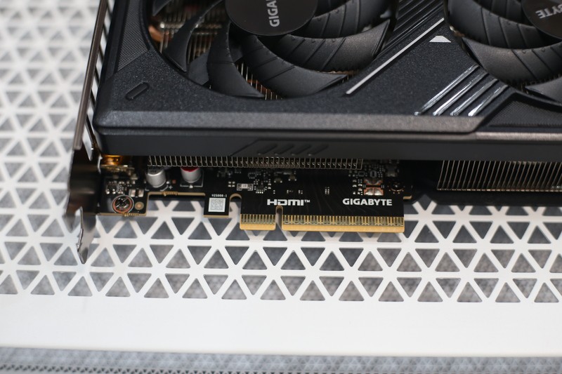 Cận cảnh card đồ họa Geforce RTX 5060 Windforce 8GB - 10