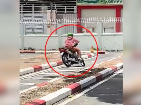 Clip: “Dở khóc dở cười” loạt pha thi bằng lái xe máy khiến dân mạng cười lăn