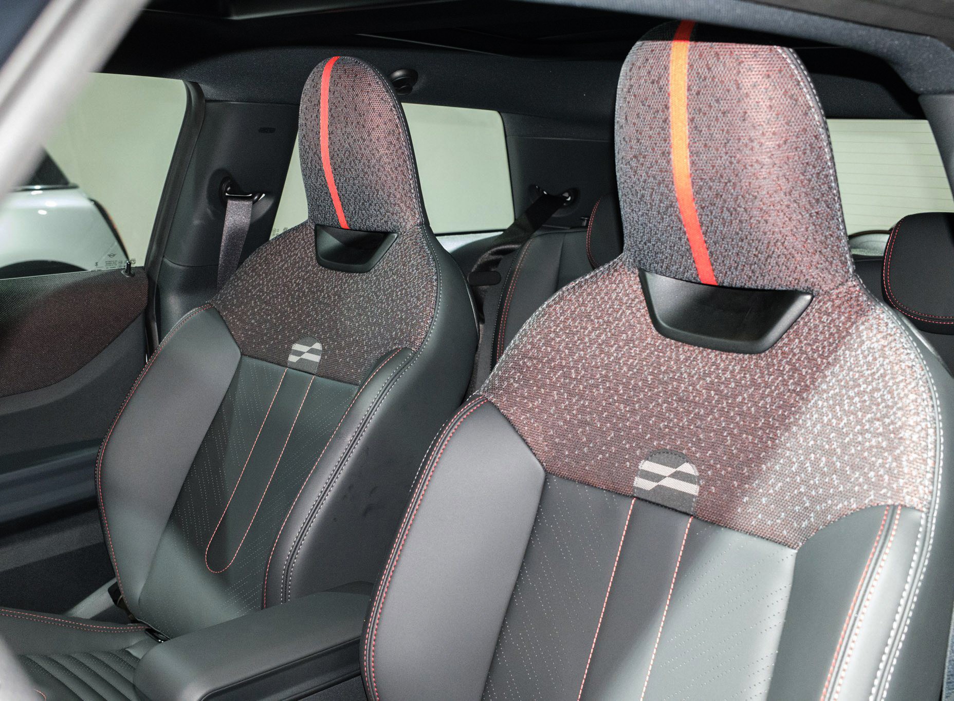 MINI Cooper phiên bản đặc biệt JCW công bố giá bán hơn 2,5 tỷ đồng tại Việt Nam - 11